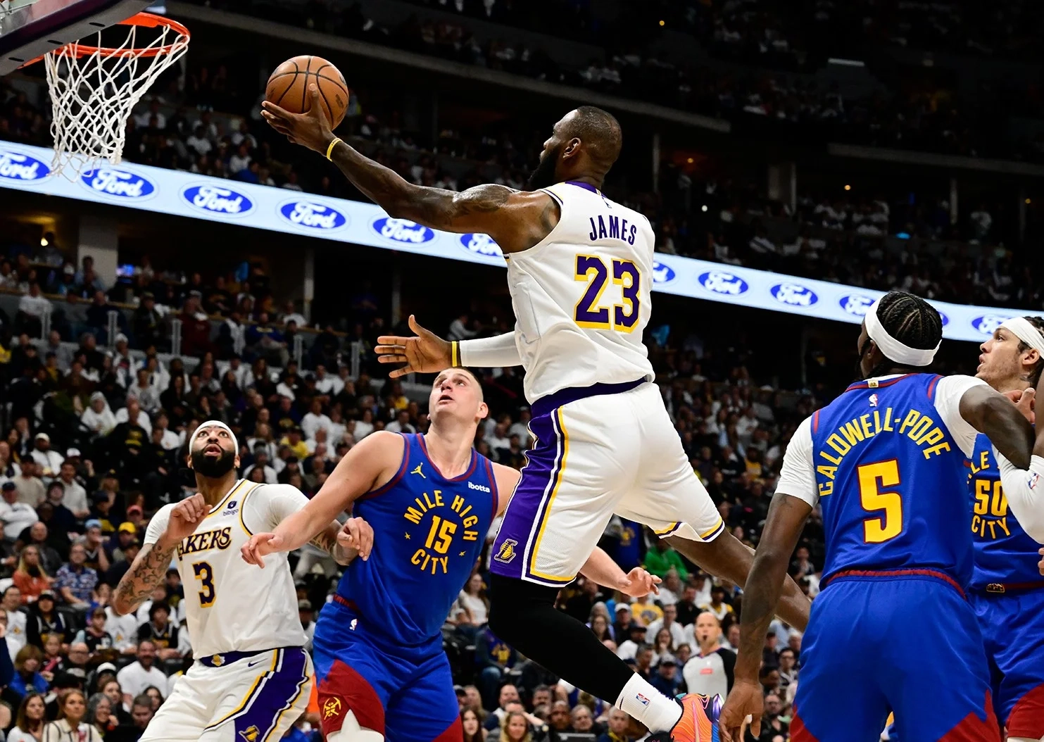 NBA篮球比赛激烈对抗